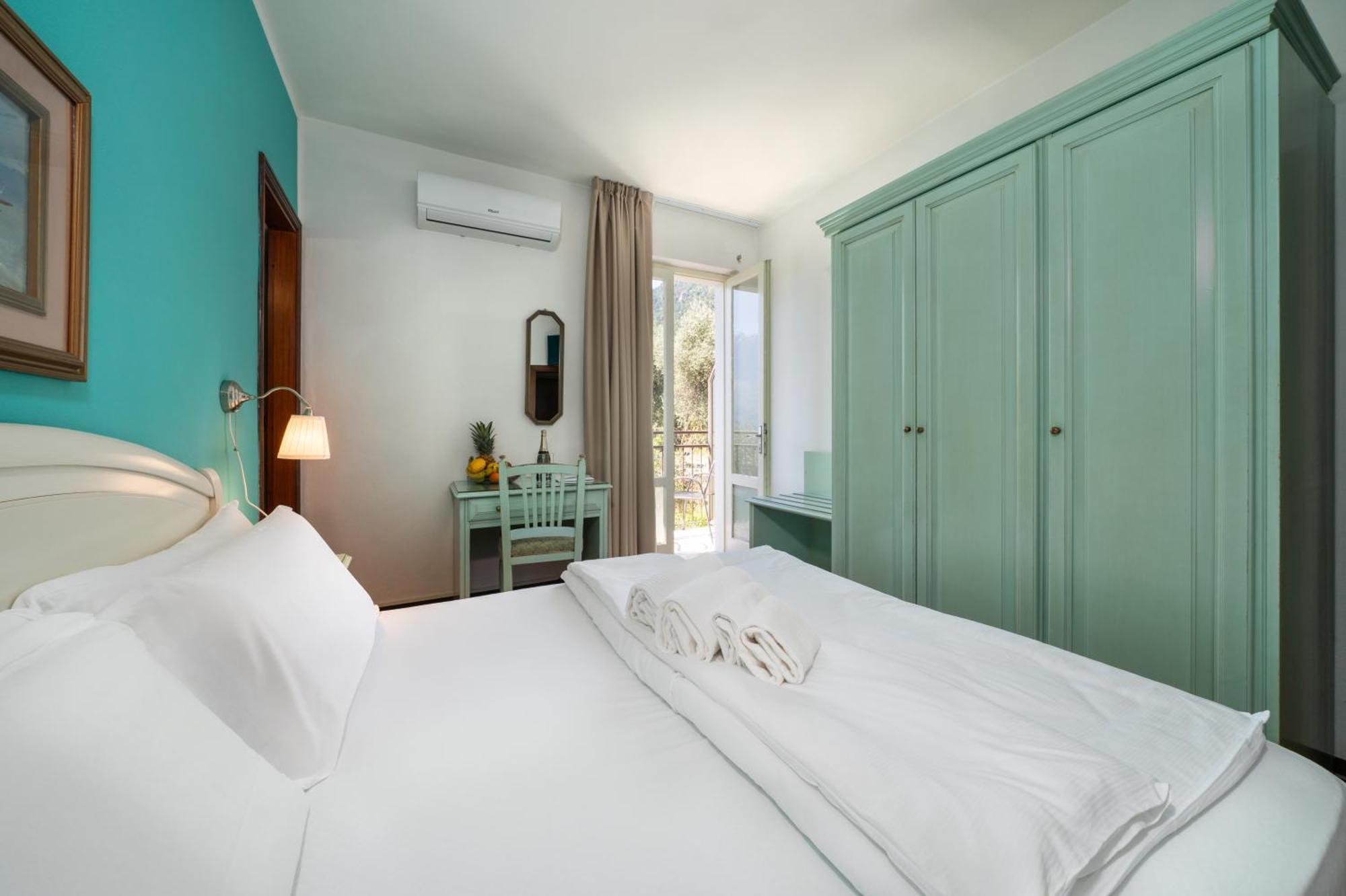 Doppelzimmer mit Balkon und teilweisem Seeblick